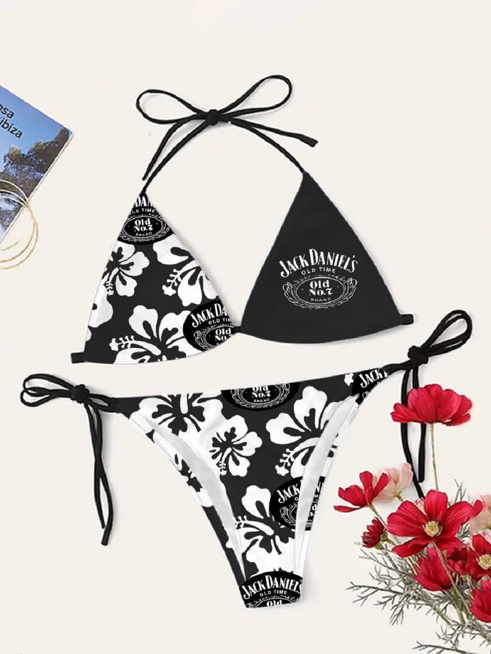 Femme portant un bikini imprimé 2 pièces sur la plage