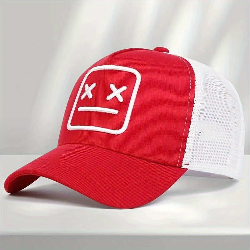 Homme/femme portant une casquette robot stylée en extérieur