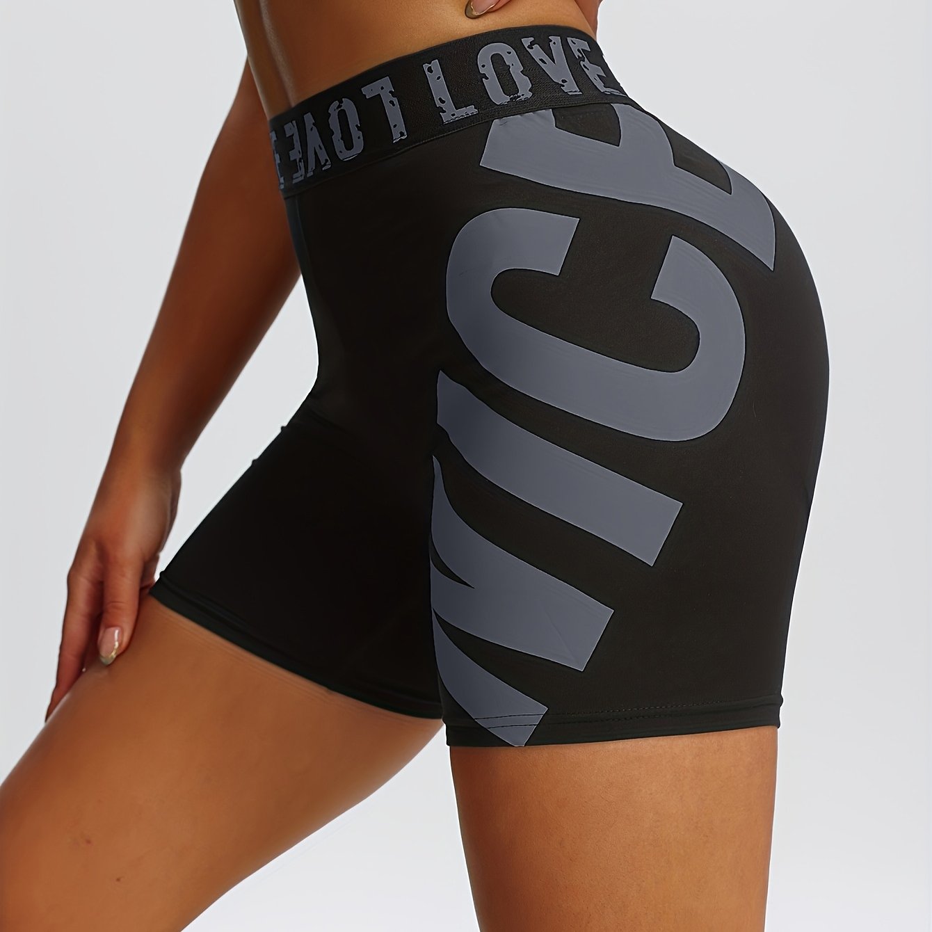 Femme portant le short « I LOVE NICE » pour séance fitness