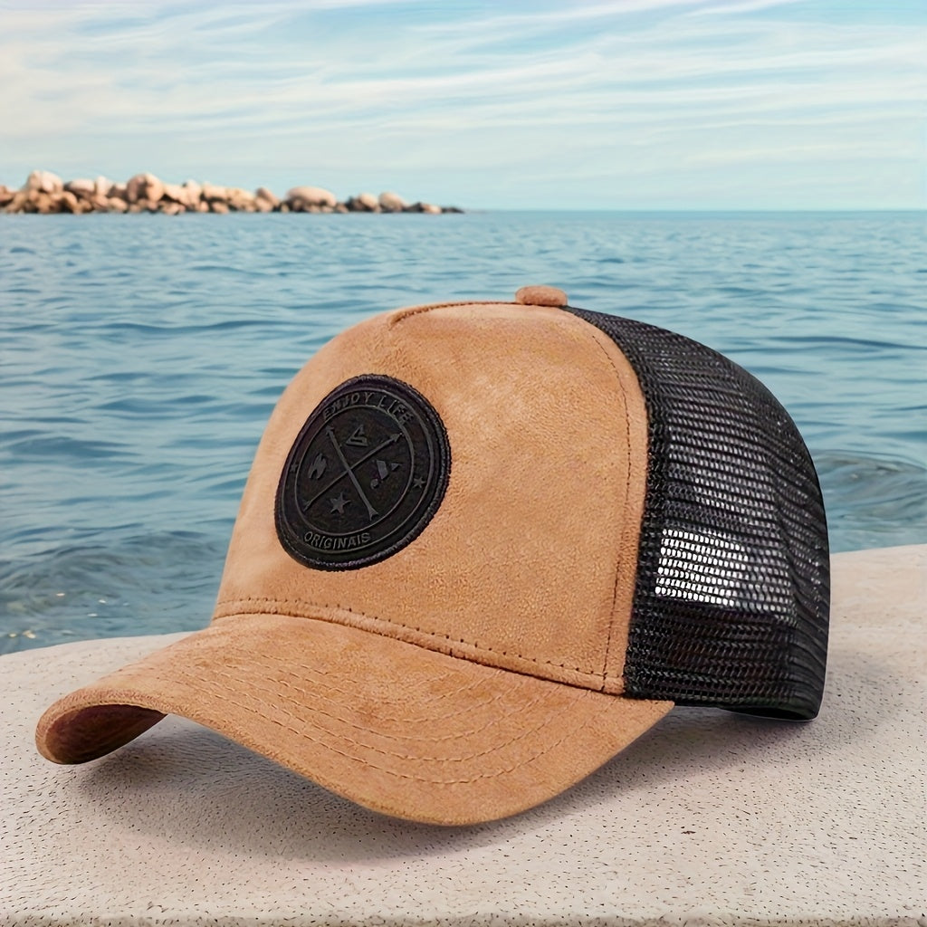 Homme portant une casquette blanche et marron, look décontracté en extérieur