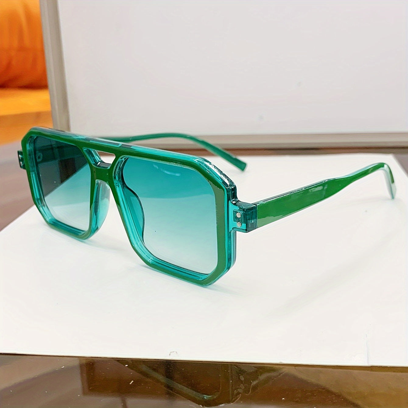 Homme/femme portant des lunettes carrées rétro au style décontracté