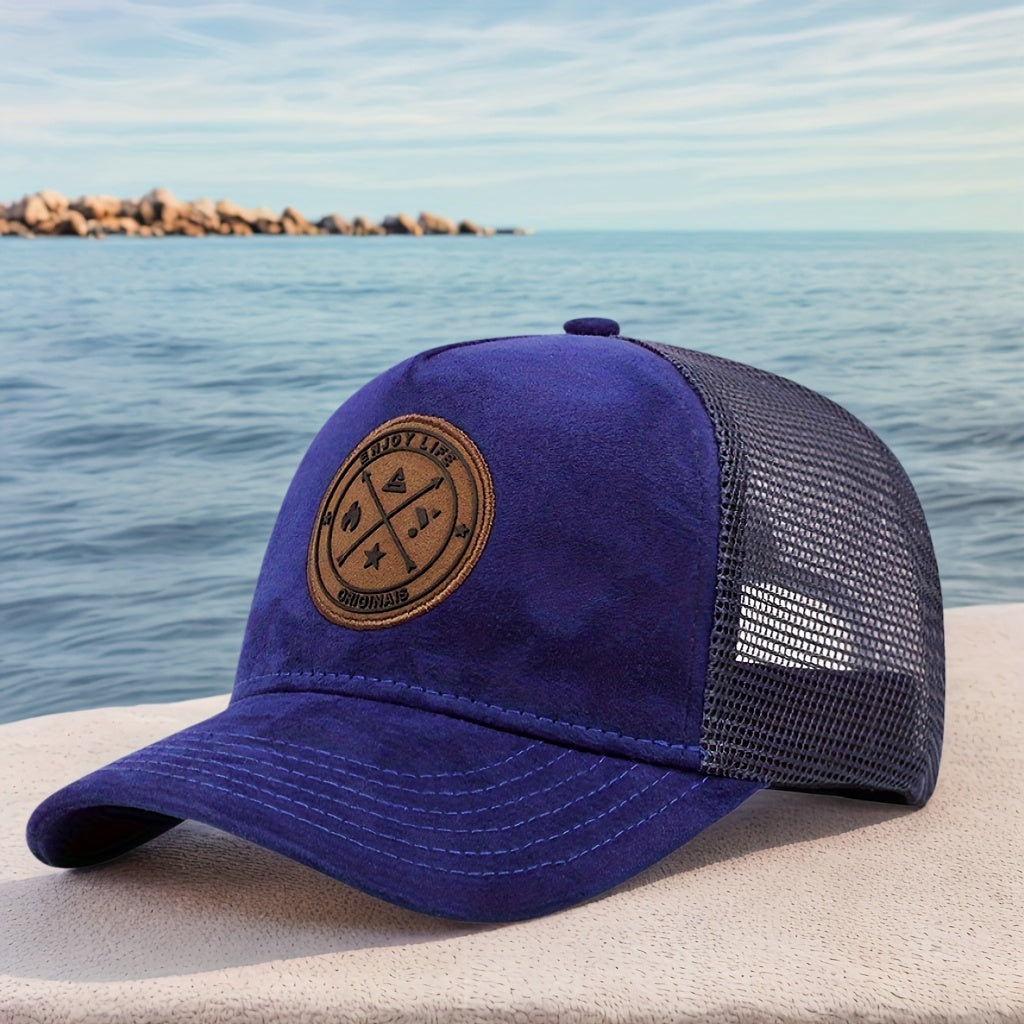 Homme portant une casquette bleu et gris, look décontracté en extérieur