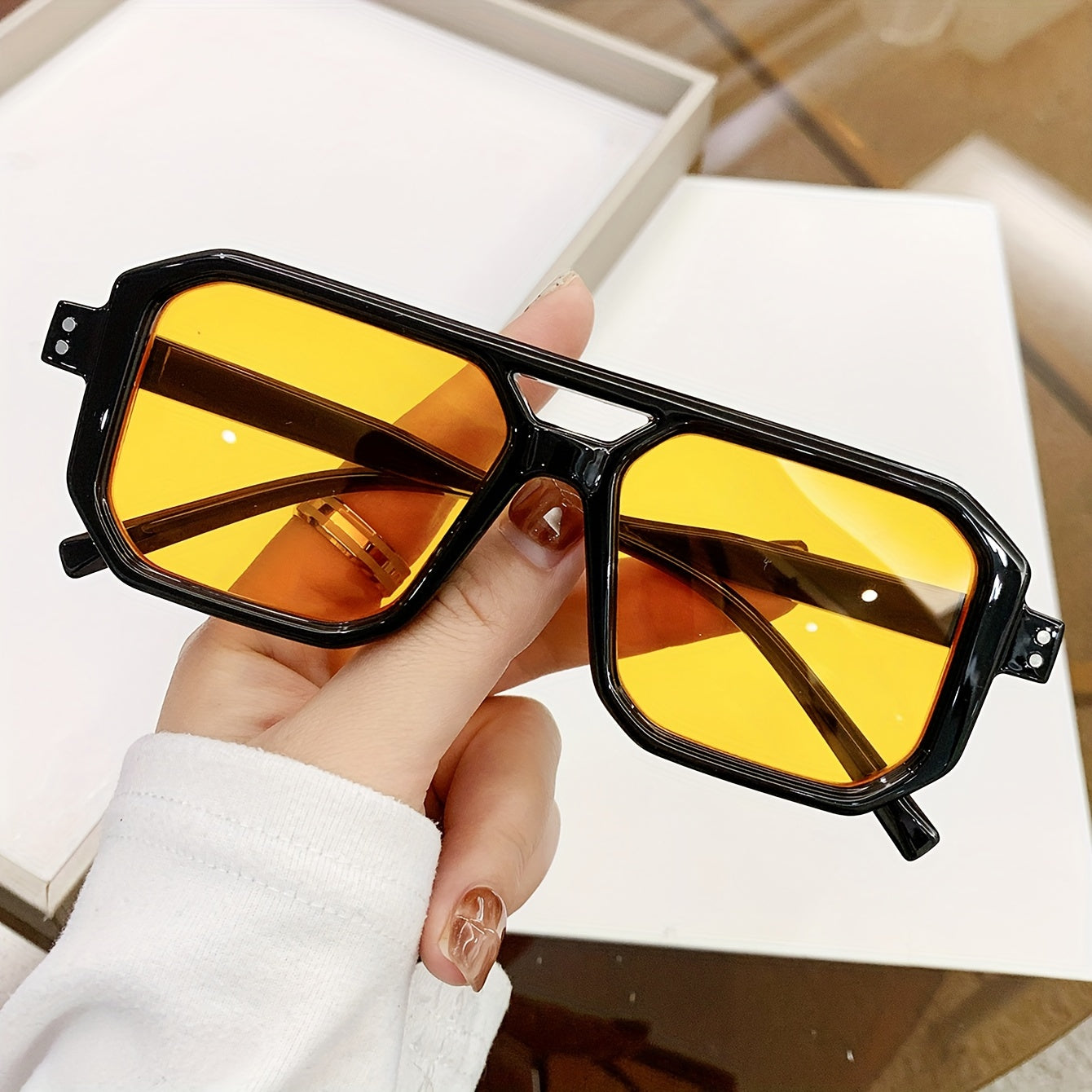 Homme/femme portant des lunettes carrées rétro au style décontracté