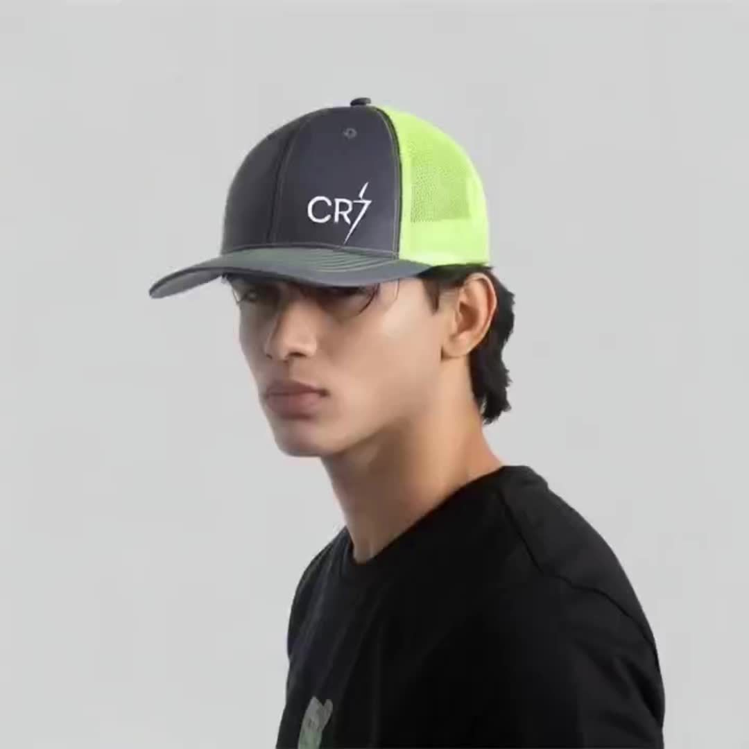 Personne portant la casquette CR7 au soleil