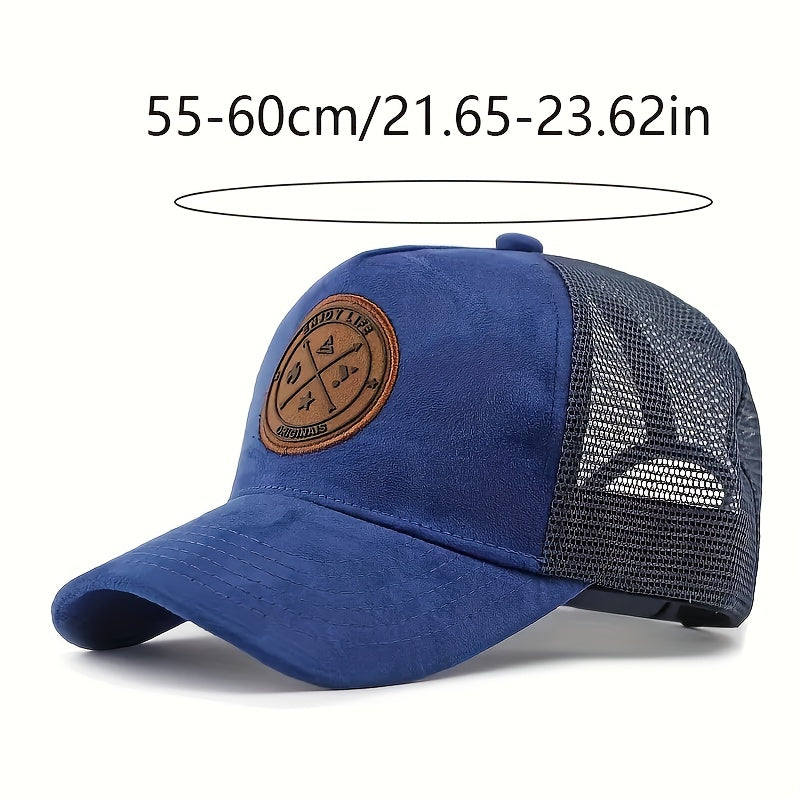 Homme portant une casquette bleu et gris, look décontracté en extérieur