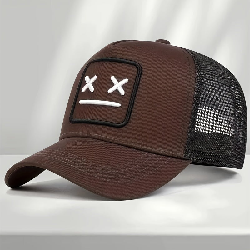 Homme/femme portant une casquette robot stylée en extérieur