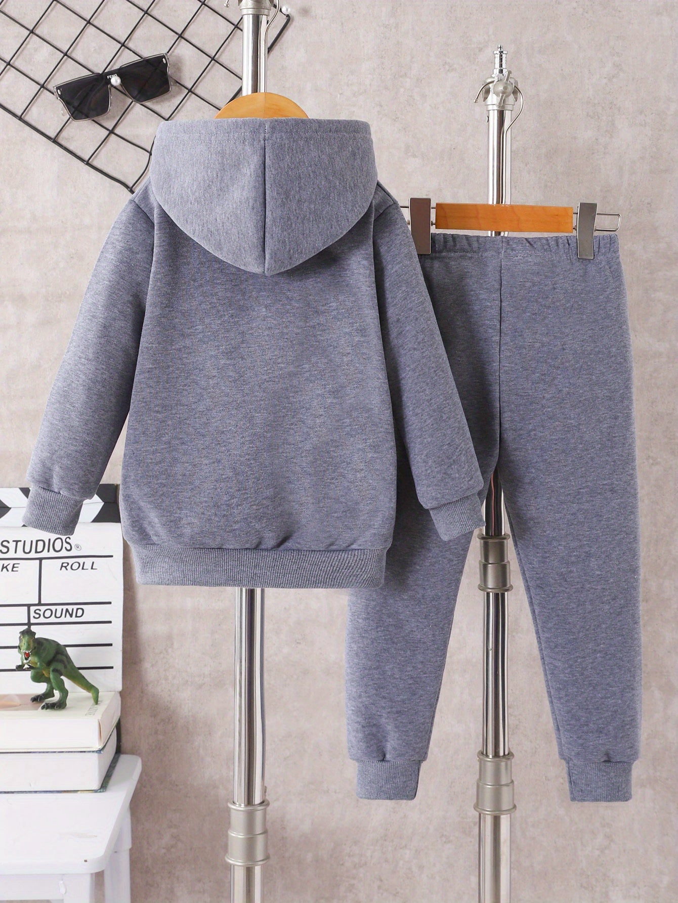 Ensemble fille avec hoodie confortable et pantalon imprimé coloré pour usage extérieur

