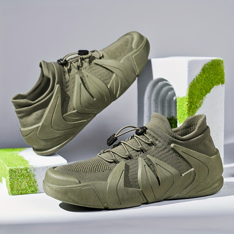 Homme portant des baskets décontractées, look urbain confortable