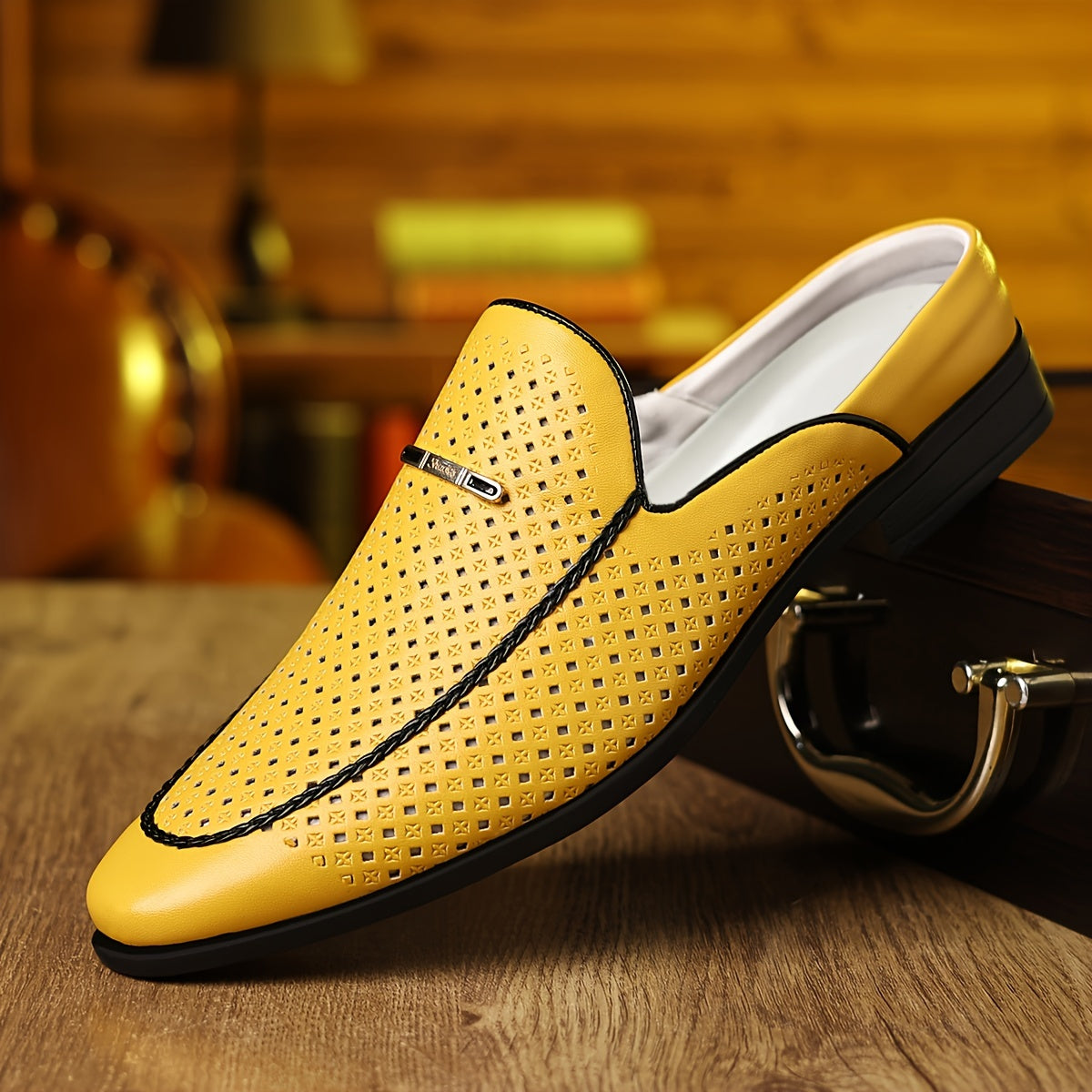 Mocassins jaunes pour hommes avec design perforé, bout pointu et semelle en caoutchouc