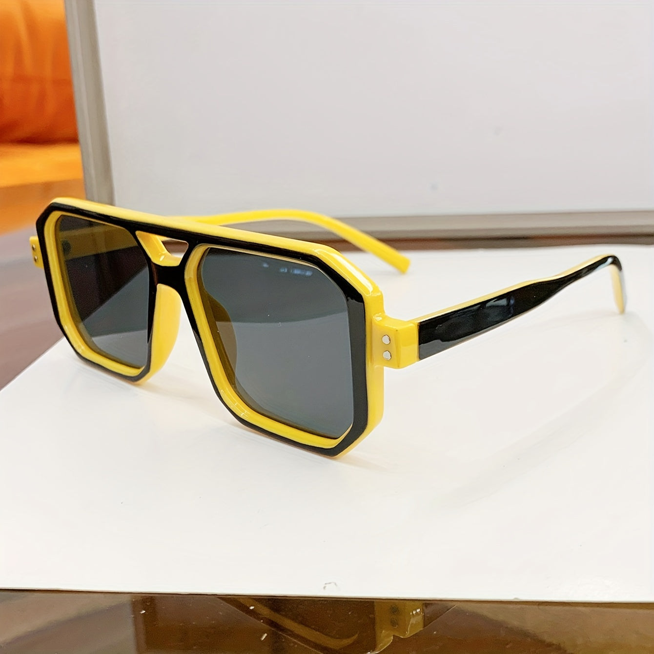 Homme/femme portant des lunettes carrées rétro au style décontracté