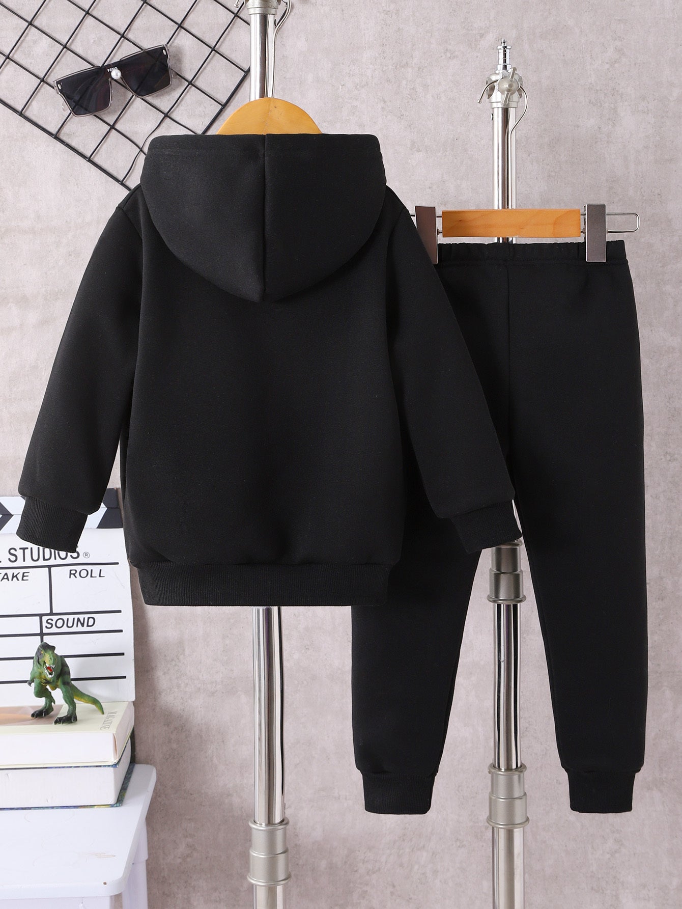 Ensemble fille avec hoodie confortable et pantalon imprimé coloré pour usage extérieur

