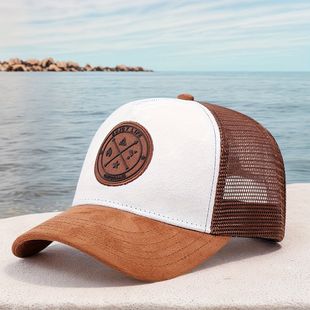 Homme portant une casquette blanche et marron, look décontracté en extérieur