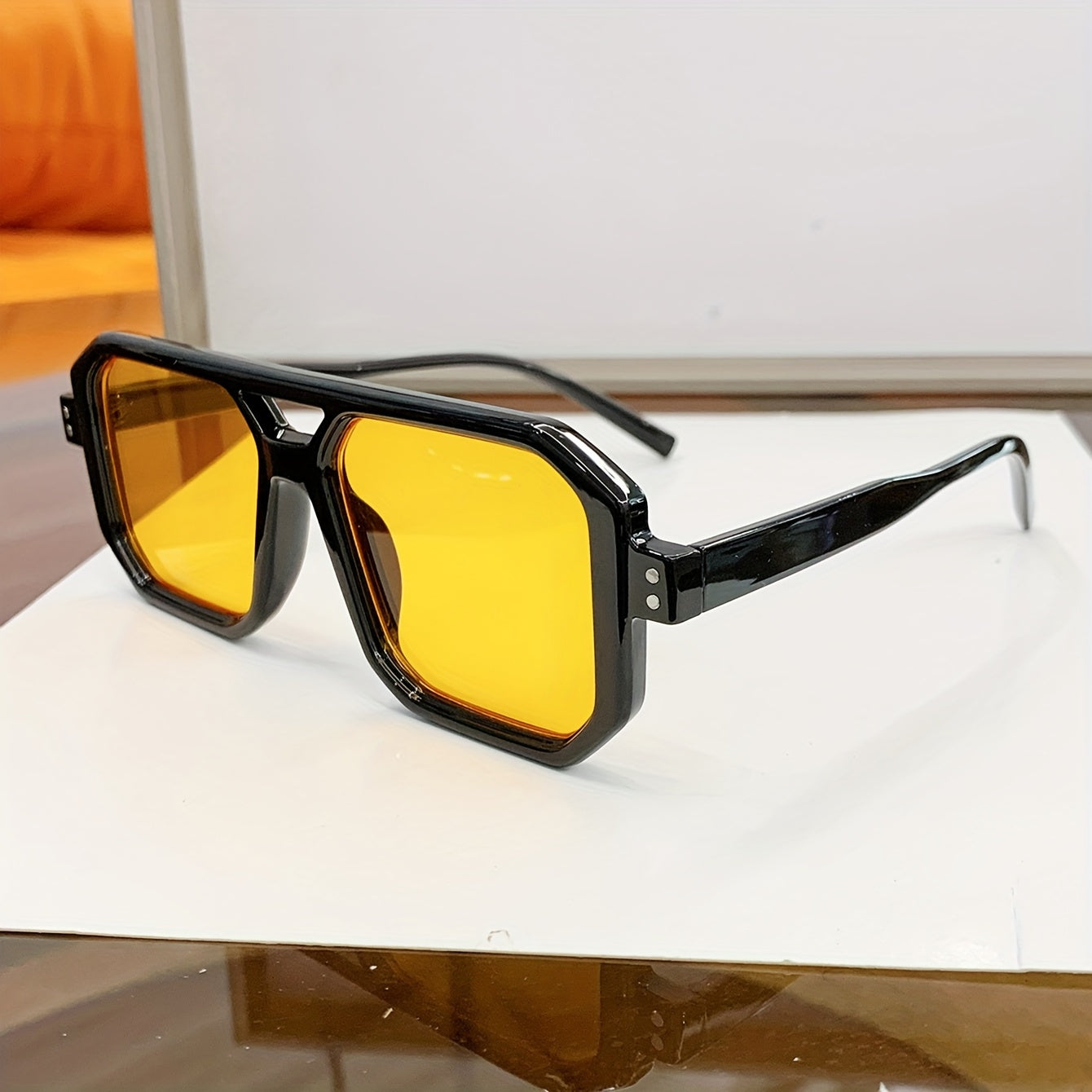 Homme/femme portant des lunettes carrées rétro au style décontracté