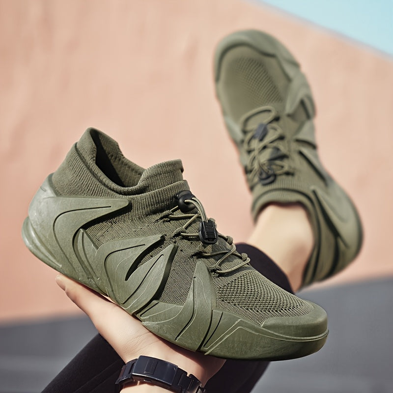 Homme portant des baskets décontractées, look urbain confortable