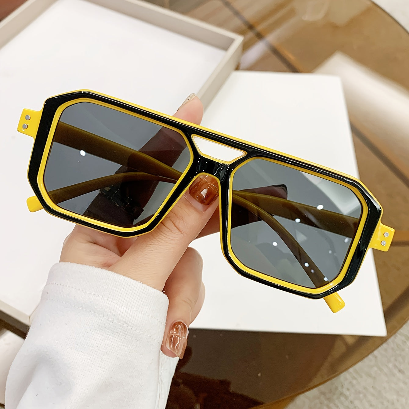 Homme/femme portant des lunettes carrées rétro au style décontracté