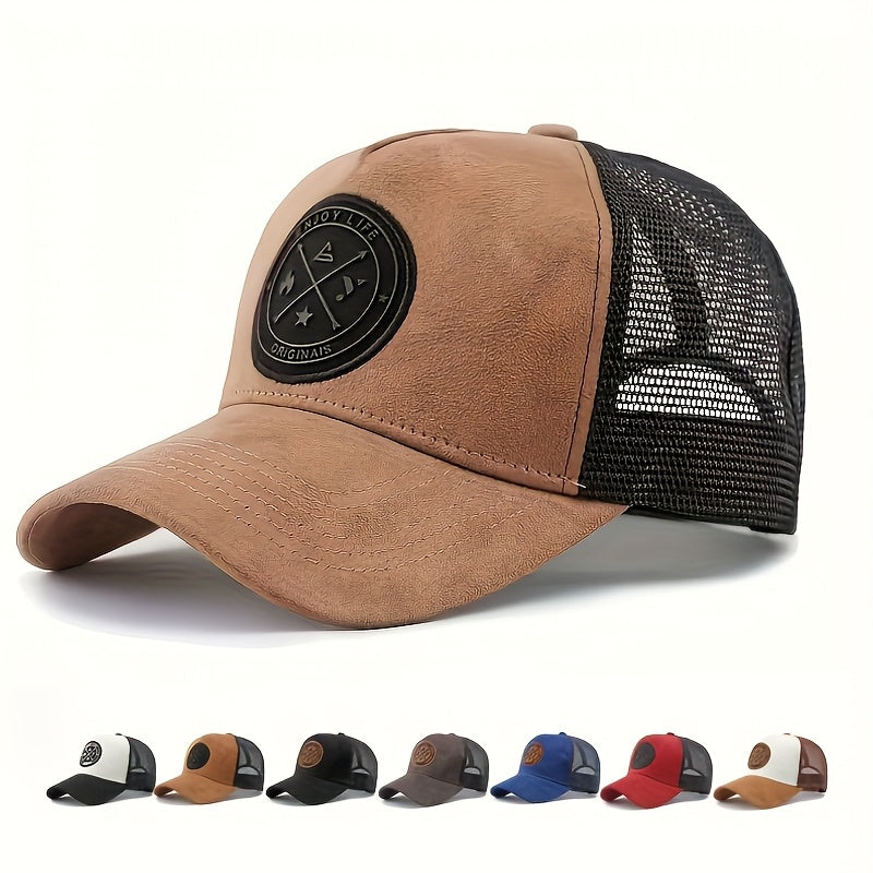 Homme portant une casquette noir et marron, look décontracté en extérieur