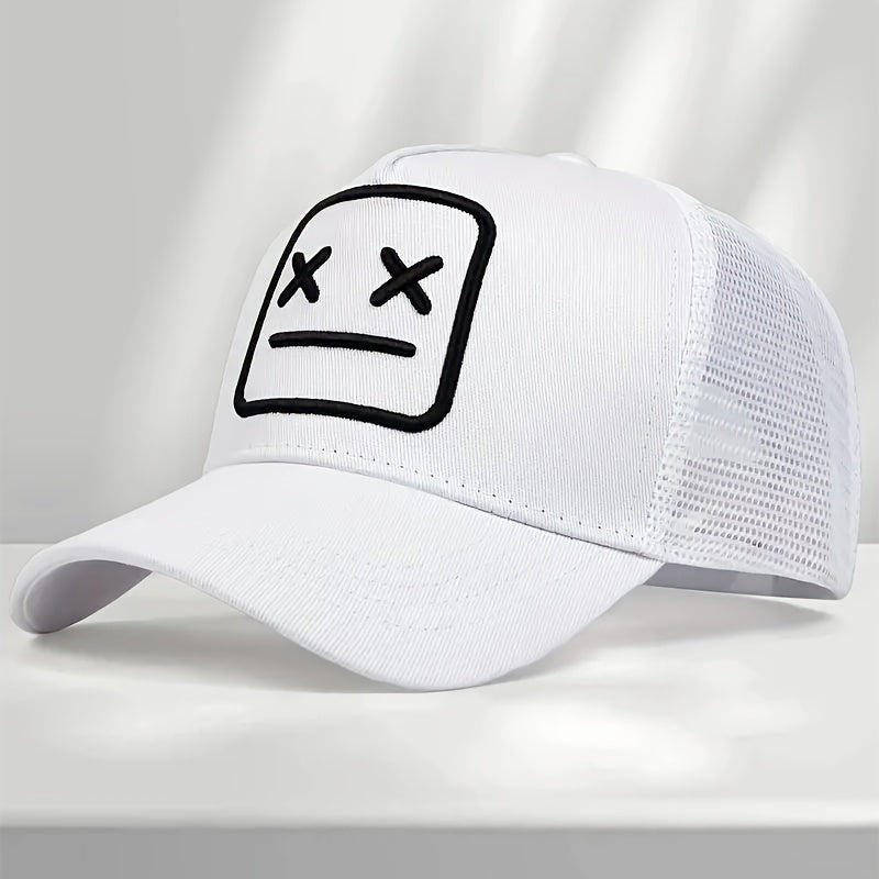 Homme/femme portant une casquette robot stylée en extérieur