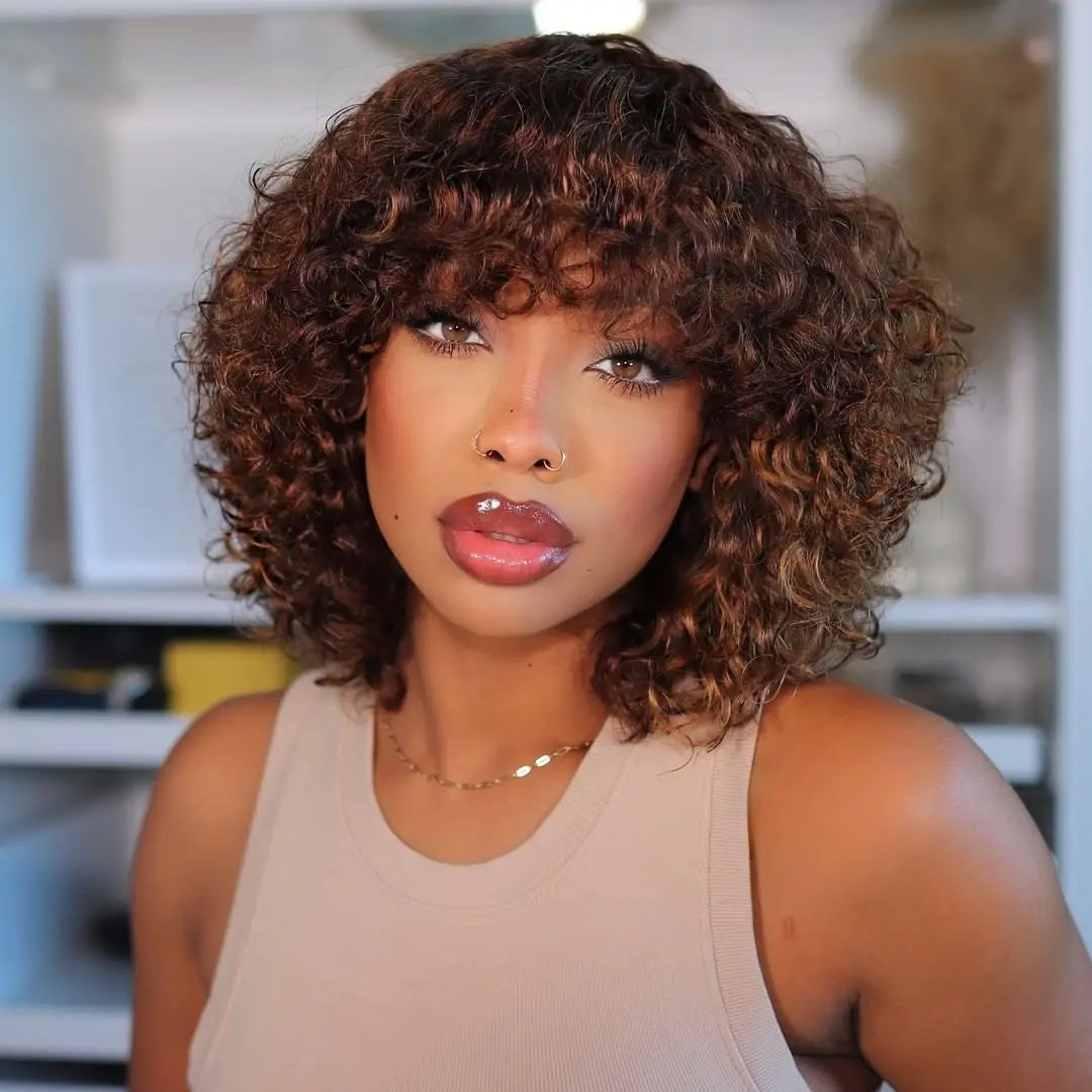 Perruque courte pixie bouclée brune en cheveux humains avec frange