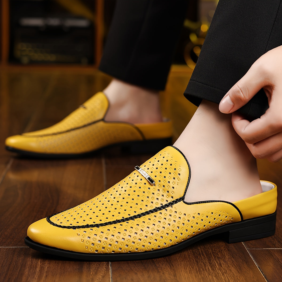 Mocassins jaunes pour hommes avec design perforé, bout pointu et semelle en caoutchouc