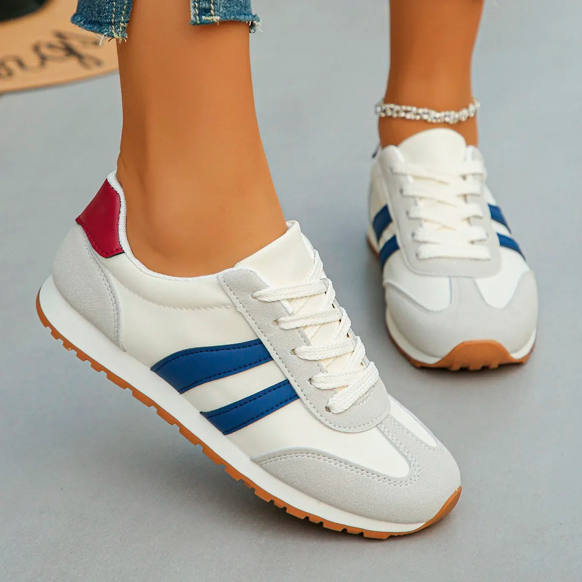 Sneakers casual pour femme portées avec un jean, collection chaussures printemps automne.