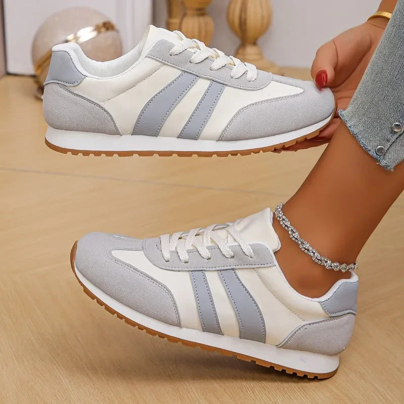 Sneakers casual pour femme portées avec un jean, collection chaussures printemps automne.