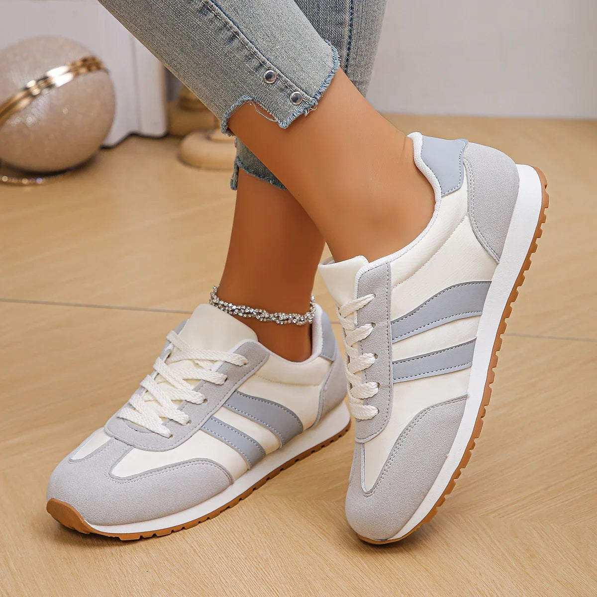 Sneakers casual pour femme portées avec un jean,