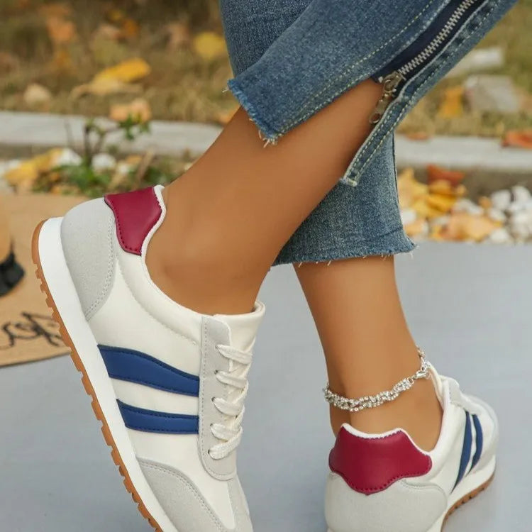 Sneakers casual pour femme portées avec un jean