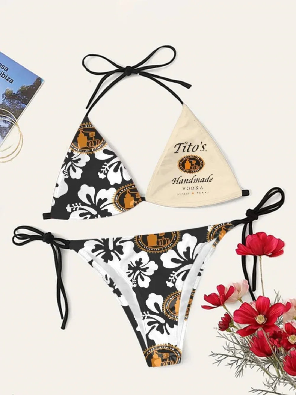 Femme portant un bikini imprimé 2 pièces sur la plage