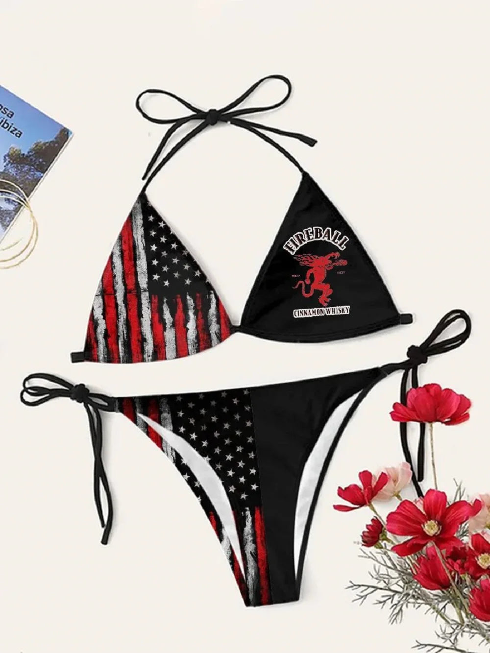 Femme portant un bikini imprimé 2 pièces sur la plage