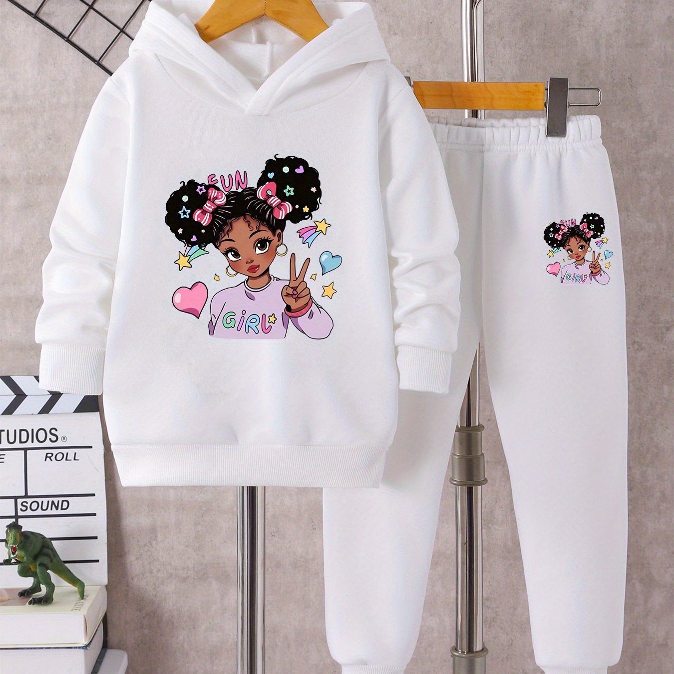 Ensemble fille avec hoodie confortable et pantalon imprimé coloré pour usage extérieur

