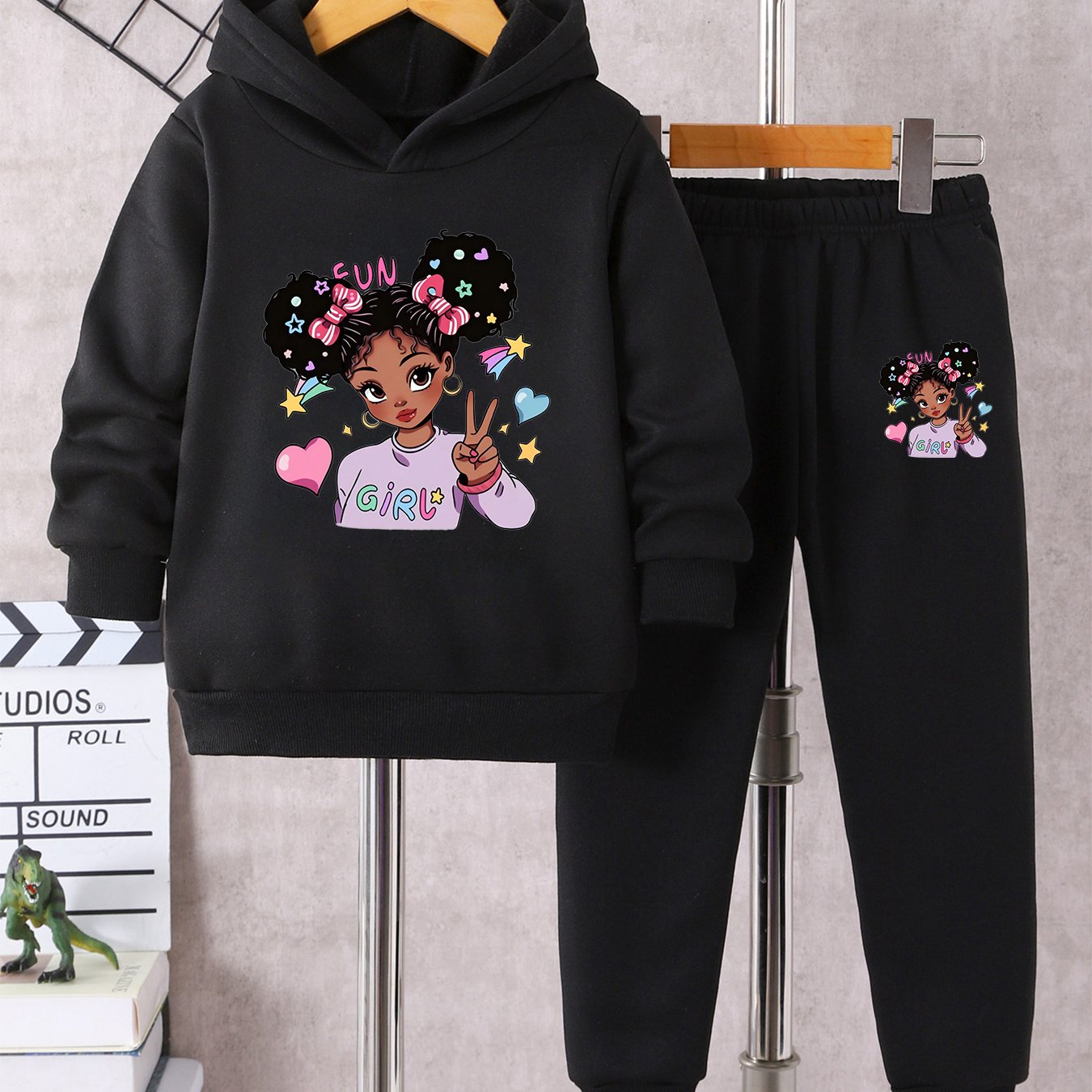 Ensemble fille avec hoodie confortable et pantalon imprimé coloré pour usage extérieur

