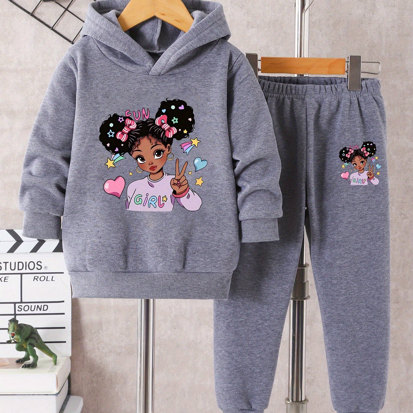 Ensemble fille avec hoodie confortable et pantalon imprimé coloré pour usage extérieur

