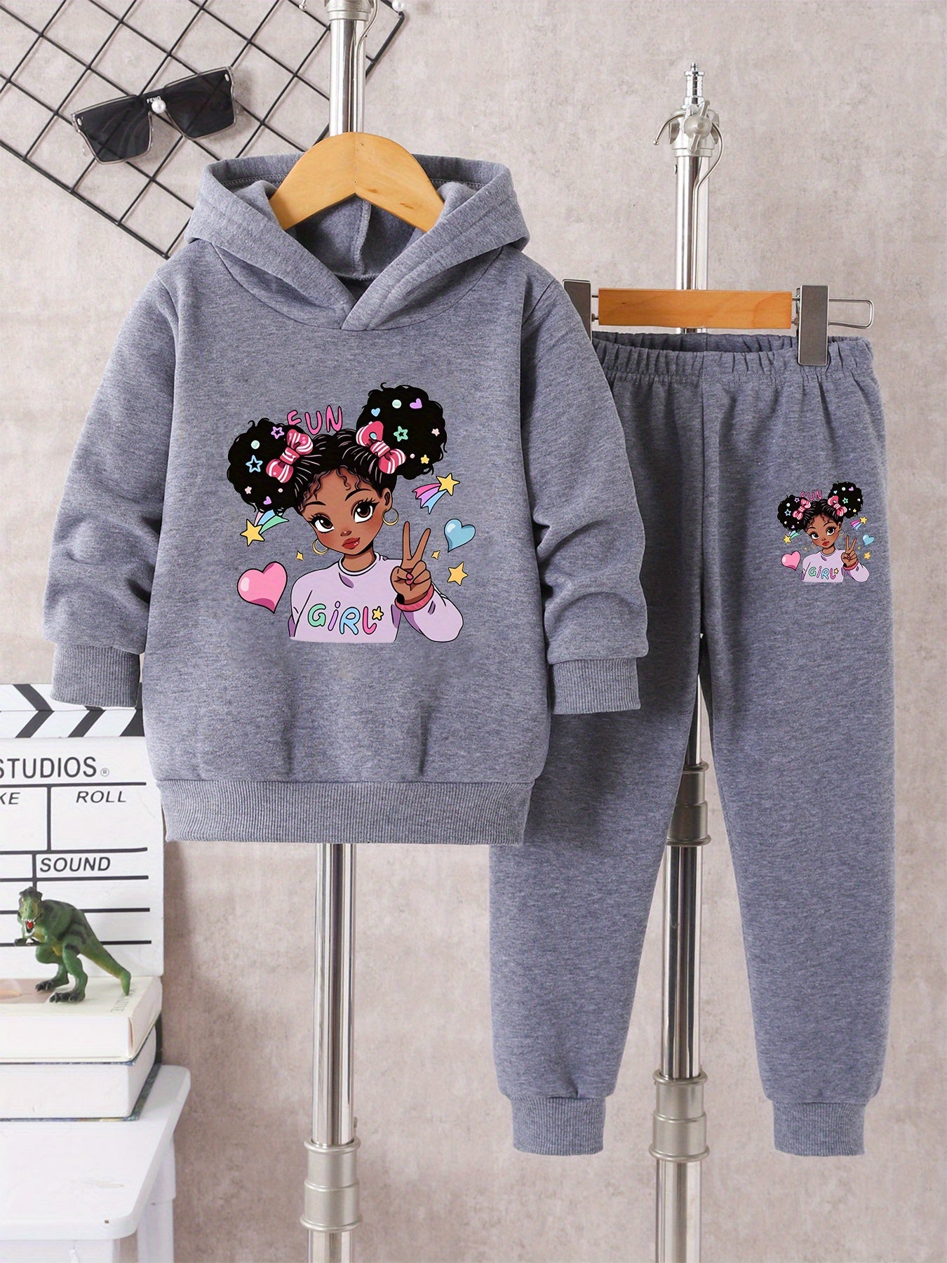 Ensemble fille avec hoodie confortable et pantalon imprimé coloré pour usage extérieur

