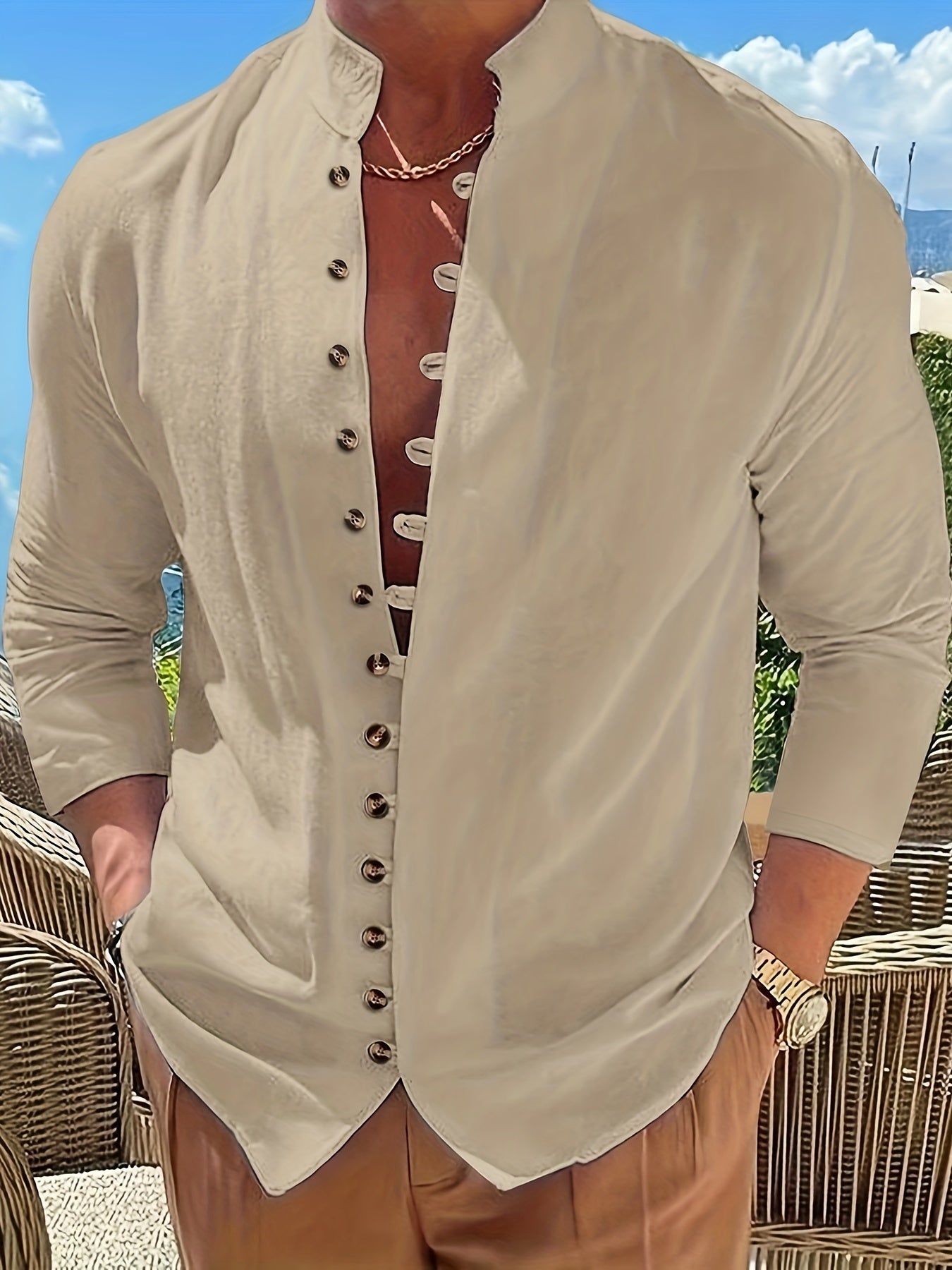 Chemise vintage homme noire en coton à manches longues, col droit et poches poitrine

