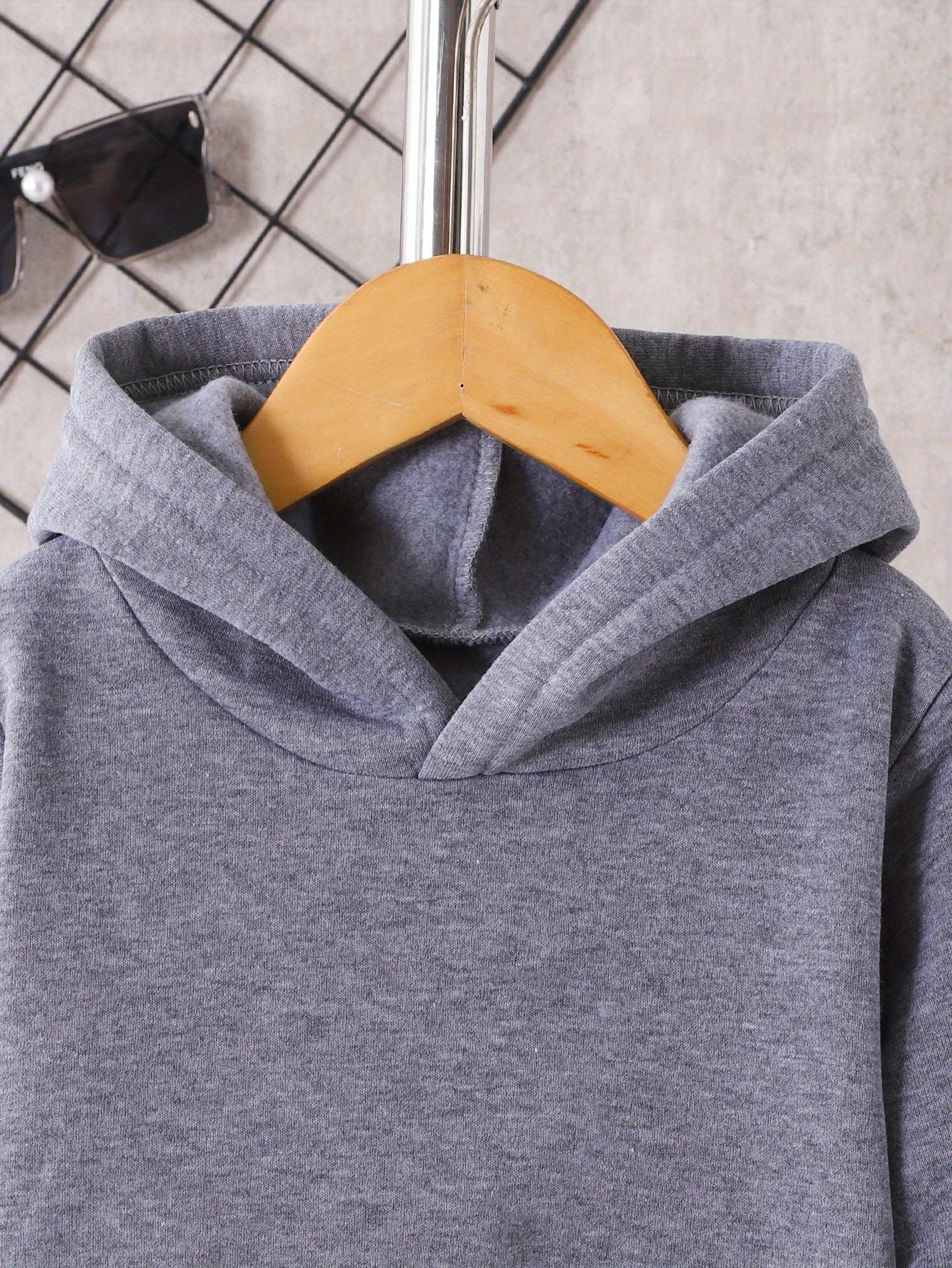 Ensemble fille avec hoodie confortable et pantalon imprimé coloré pour usage extérieur

