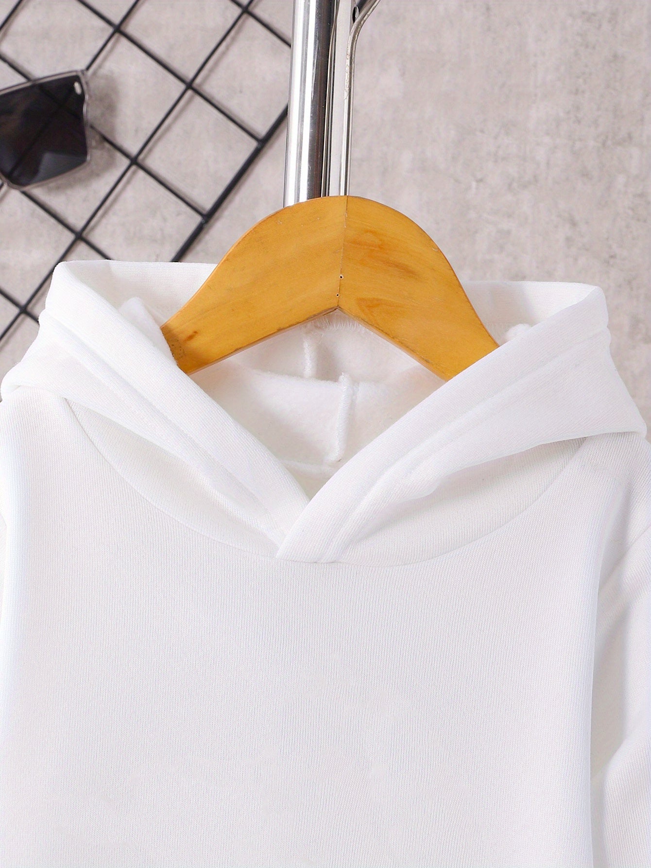 Ensemble fille avec hoodie confortable et pantalon imprimé coloré pour usage extérieur

