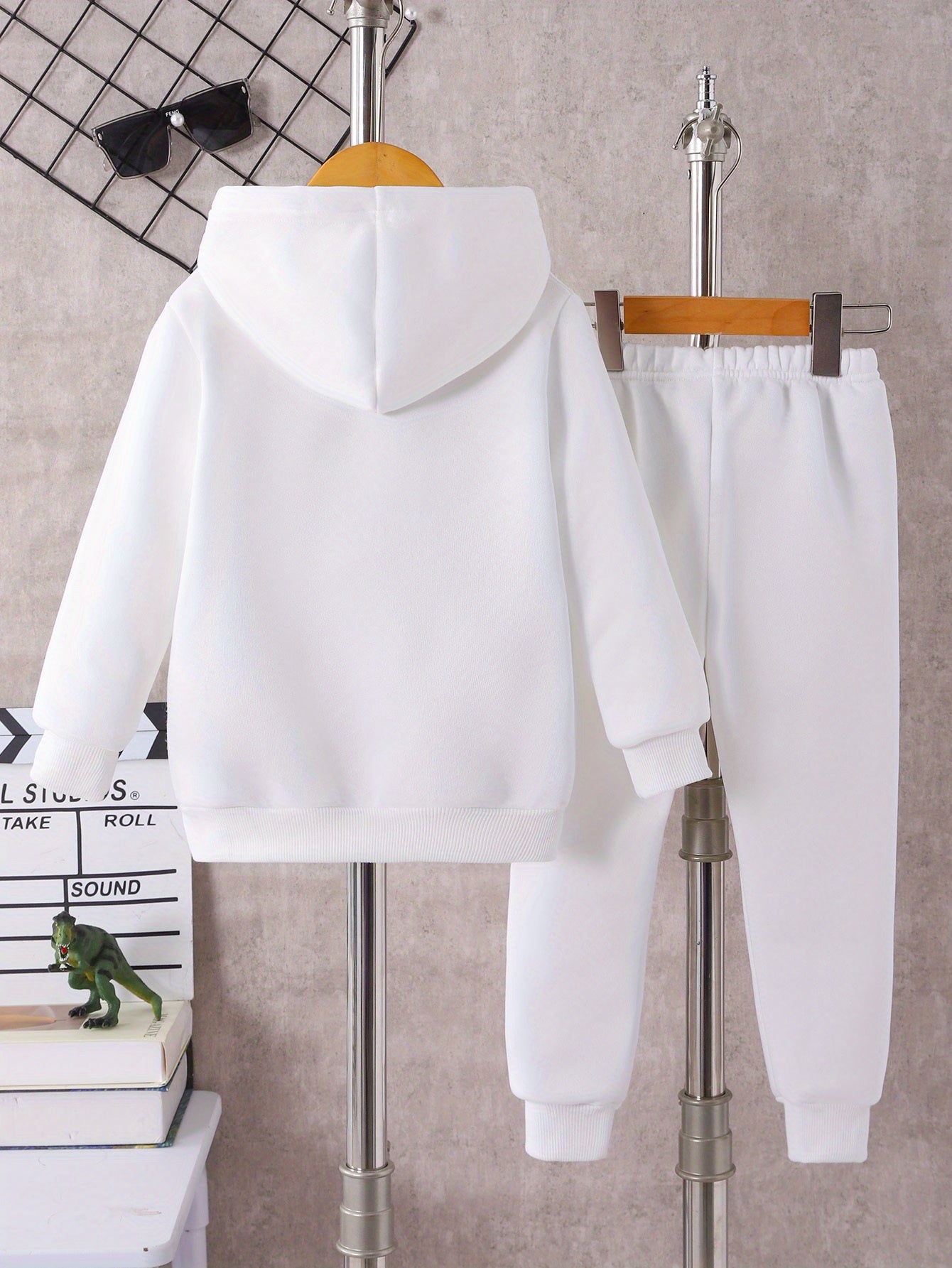 Ensemble fille avec hoodie confortable et pantalon imprimé coloré pour usage extérieur

